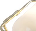 Détail de la fixation dorée d'une lampe, avec une partie de l'abat-jour blanc.