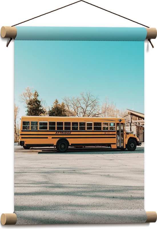Textielposter - Gele Schoolbus Rijdend onder Blauwe Lucht - 30x40 cm Foto op Textiel