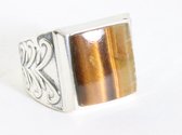 Zware bewerkte zilveren ring met tijgeroog - maat 19