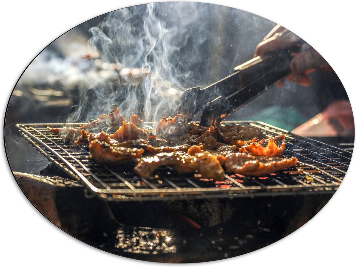 Dibond Ovaal - Barbecue - Kool - Rook - Tang - Vlees - Bakken - Eten - Buiten - 80x60 cm F