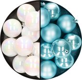 Kerstballen 24x st - mix parelmoer wit/ijsblauw - 6 cm - kunststof - kerstversiering
