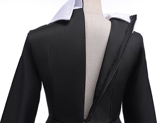Détail de l'arrière d'une robe noire présentée sur un mannequin, la fermeture éclair étant partiellement ouverte.