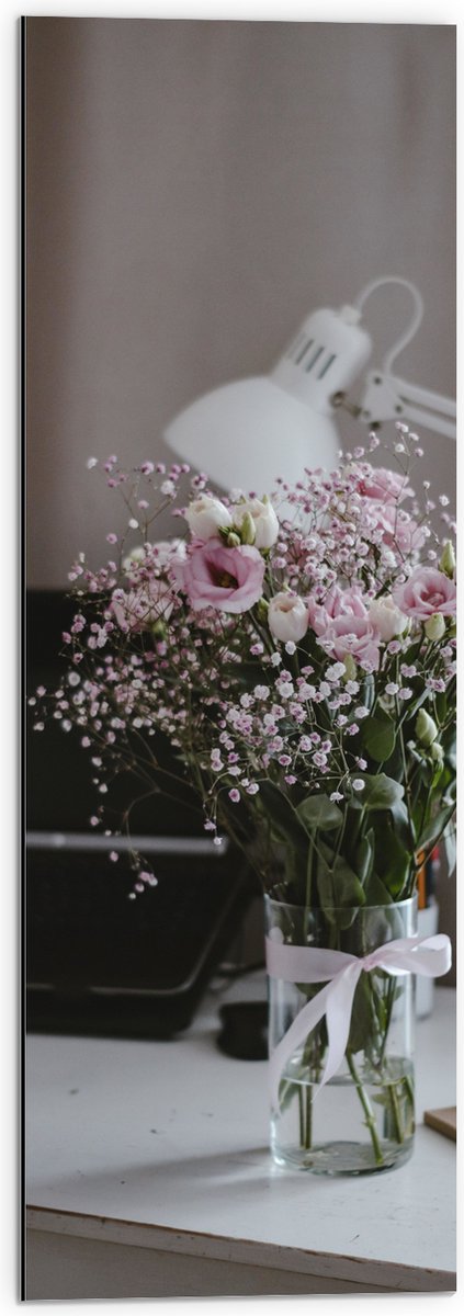 Dibond - Bloemen - Boeket - Water - Strik - Lamp - Telefoon - Bureau - Laptop - 30x90 cm Foto op Aluminium (Met Ophangsysteem)
