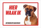 Waakbord/ bord | "Hier waak ik" | 30 x 20 cm | Boxer | Dikte: 1 mm | Bruin | Gevaarlijke hond | Waakhond | Hond | Betreden op eigen risico | Polystyreen | Rechthoek | Witte achtergrond | 1 stuk