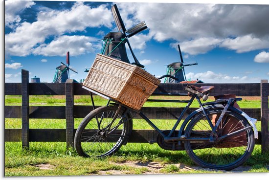 Dibond - Fiets met Rieten Mand Geparkeerd langs Molens - 75x50 cm Foto op Aluminium (Met Ophangsysteem)