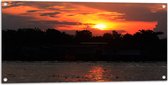 Tuinposter – Zon Verdwijnend Achter de Wolken bij het Meer - 100x50 cm Foto op Tuinposter (wanddecoratie voor buiten en binnen)