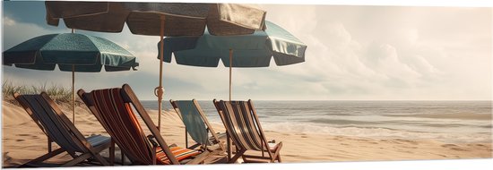 Acrylglas - Strandstoelen en Parasols op het Strand op Bewolkte Dag - 150x50 cm Foto op Acrylglas (Wanddecoratie op Acrylaat)
