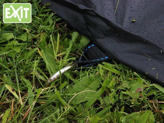 Zwarte trampoline afdekhoes met bevestigingslus op gras.