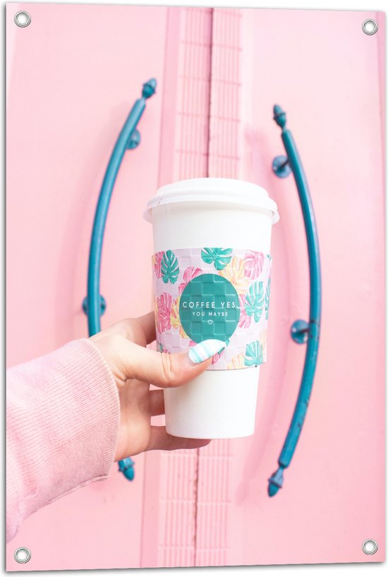 Tuinposter – Reisbeker Koffie met Gekleurde Blaadjes Etiket voor Roze Deuren - 50x75 cm Foto op Tuinposter (wanddecoratie voor buiten en binnen)