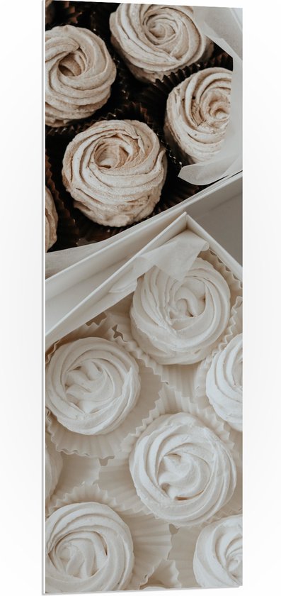 PVC Schuimplaat - Cupcakes in Doosjes met Witte Botercrème - 40x120 cm Foto op PVC Schuimplaat (Met Ophangsysteem)