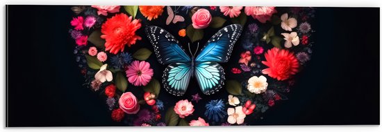 Dibond - Hart van Blauwe Vlinder en Verschillende Bloemen op Zwarte Achtergrond - 60x20 cm Foto op Aluminium (Met Ophangsysteem)