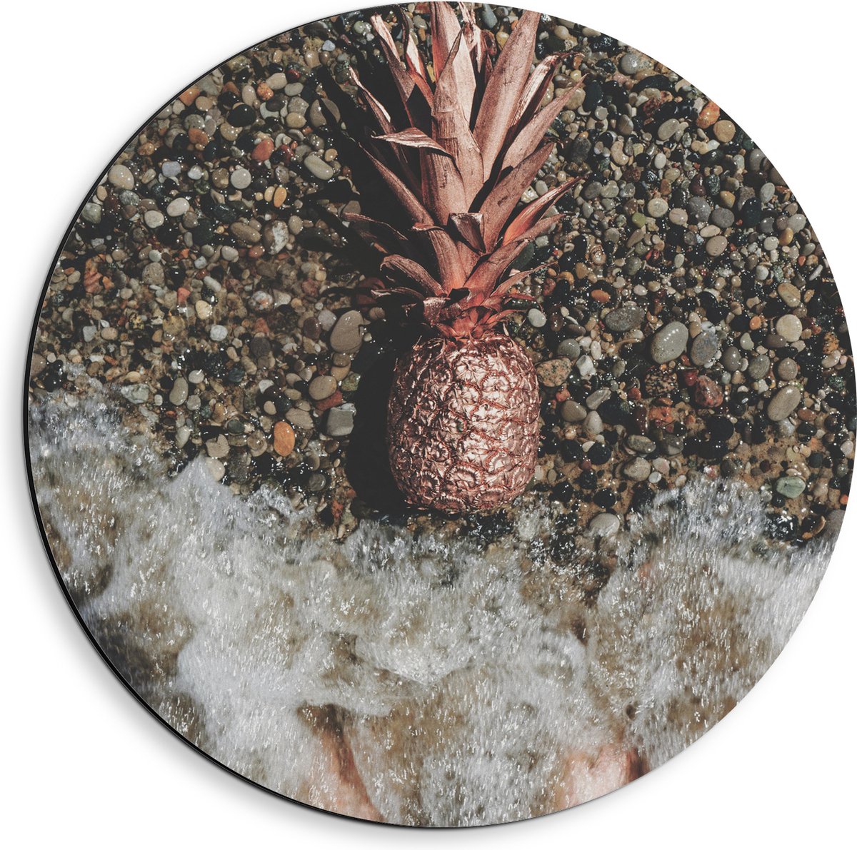 Dibond Muurcirkel - Ananas op Kiezelstrand - 40x40 cm Foto op Aluminium Muurcirkel (met ophangsysteem)