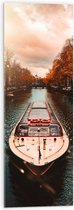 Acrylglas - Traditionele Amsterdamse Toeristenboot door de Grachten tijdens de Herfst - 30x90 cm Foto op Acrylglas (Met Ophangsysteem)