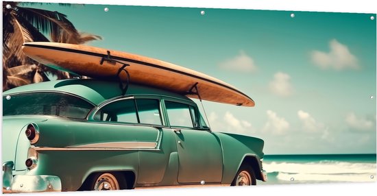 Tuinposter – Houten Surfplank op Dak van Blauwe Auto geparkeerd op het Strand - 200x100 cm Foto op Tuinposter (wanddecoratie voor buiten en binnen)