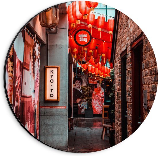 Dibond Muurcirkel - Smalle Straat Versierd met Rode Lampionnen in Tokyo - 20x20 cm Foto op Aluminium Muurcirkel (met ophangsysteem)