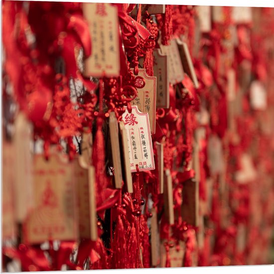 Acrylglas - Rode Sleutelhangers met Chinese Tekens aan een Muur - 80x80 cm Foto op Acrylglas (Met Ophangsysteem)
