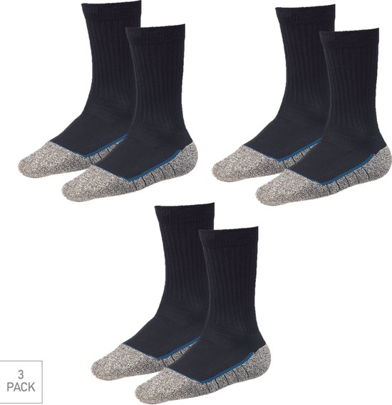 Drie paar donkerblauwe werksokken met grijze verstevigde hiel en neus, en blauwe accenten.