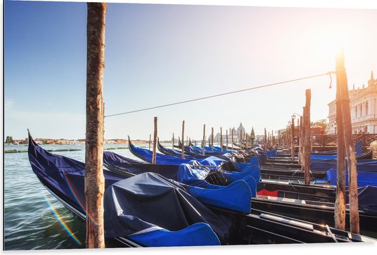 Dibond - Blauwe Gondels op de Zee bij Venetië op Zonnige Dag - 105x70 cm Foto op Aluminium (Met Ophangsysteem)