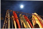 Acrylglas - Rij Surfplanken in Hek op het Strand tijdens de nacht - 60x40 cm Foto op Acrylglas (Met Ophangsysteem)