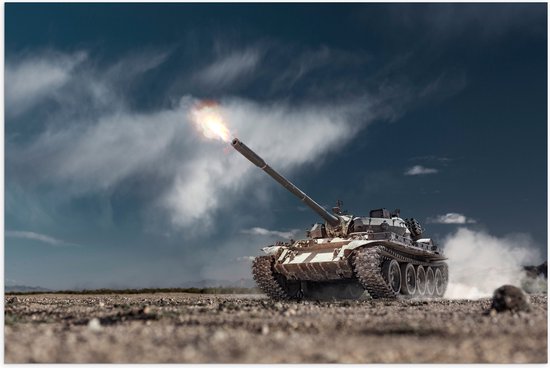 Poster Glanzend – Tank in Actie onder de Wolken - 60x40 cm Foto op Posterpapier met Glanzende Afwerking