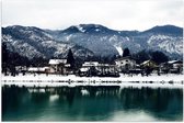 Poster Glanzend – Bergen - Sneeuw - Water - Bomen- Huizen - Wit - 60x40 cm Foto op Posterpapier met Glanzende Afwerking
