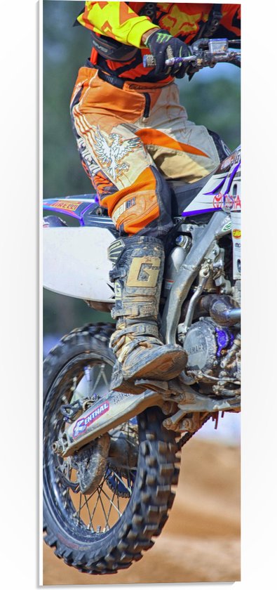 PVC Schuimplaat - Motorcrosser in Oranje Pak Rijdend op Parcours - 20x60 cm Foto op PVC Schuimplaat (Met Ophangsysteem)