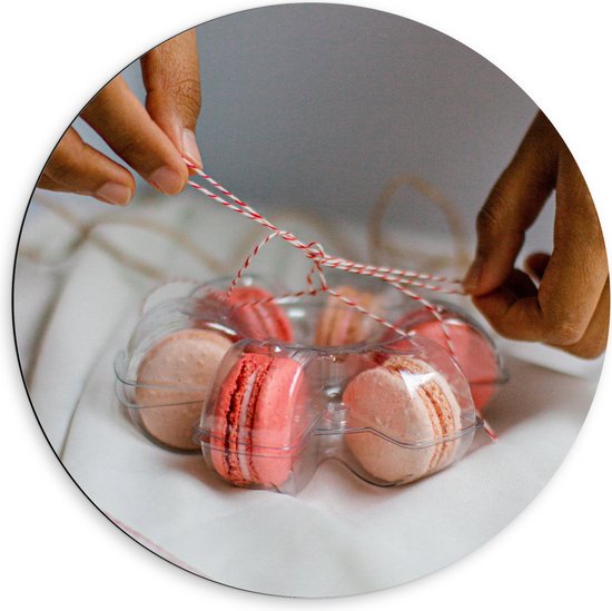 Dibond Muurcirkel - Macarons in Plastic Bakje met Strik - 60x60 cm Foto op Aluminium Muurcirkel (met ophangsysteem)