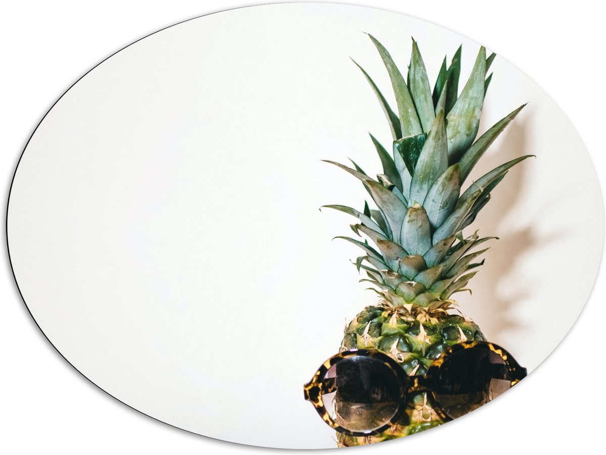 Dibond Ovaal - Ananas met Zonnebril op - 108x81 cm Foto op Ovaal (Met Ophangsysteem)