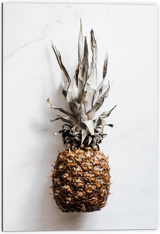 Dibond - Ananas op Witte Achtergrond - 70x105 cm Foto op Aluminium (Met Ophangsysteem)