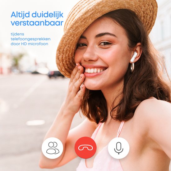 Vrouw met rieten hoed en oordopjes in, met tekst 'Altijd duidelijk verstaanbaar tijdens telefoongesprekken door HD microfoon'.
