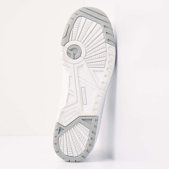 Witte sneaker met grijze buitenzool met profiel en merknaam 'British Knights'.