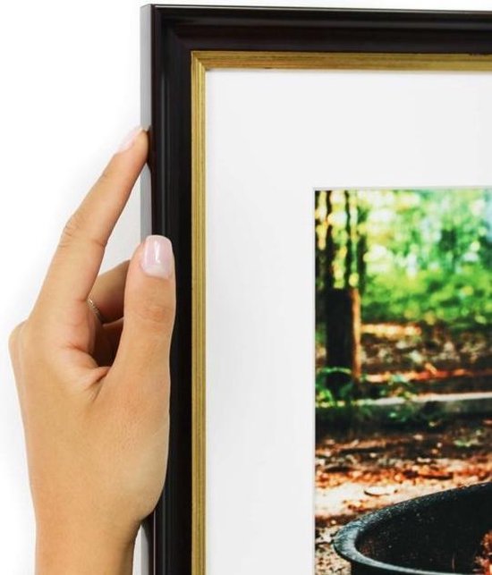 Cadre étroit marron foncé avec lèvre dorée et passe-partout blanc. (Fait à la main) Taille de la photo 20x20 | Taille du cadre 30x30