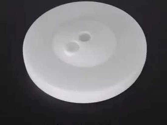 Grote, ronde, witte knoop met twee gaatjes in het midden.