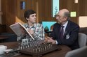 Jonge arts met een boek in een schaakvormige kamer met een oudere man.