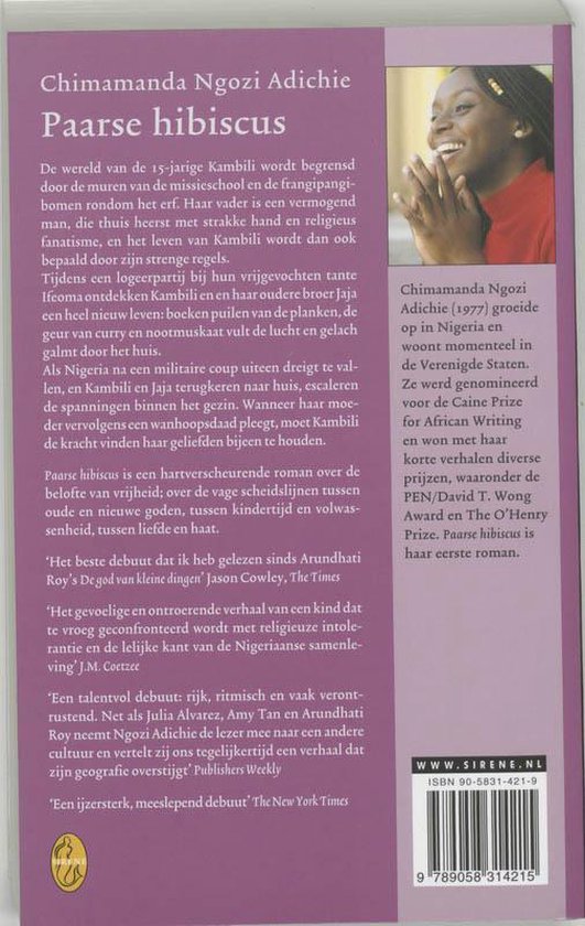 Achterkant van het boek 'Paarse hibiscus' van Chimamanda Ngozi Adichie, met foto van de auteur en achterflaptekst.