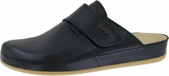 Zwarte lederen Vital slipper met klittenbandsluiting, beige zool, op witte achtergrond.