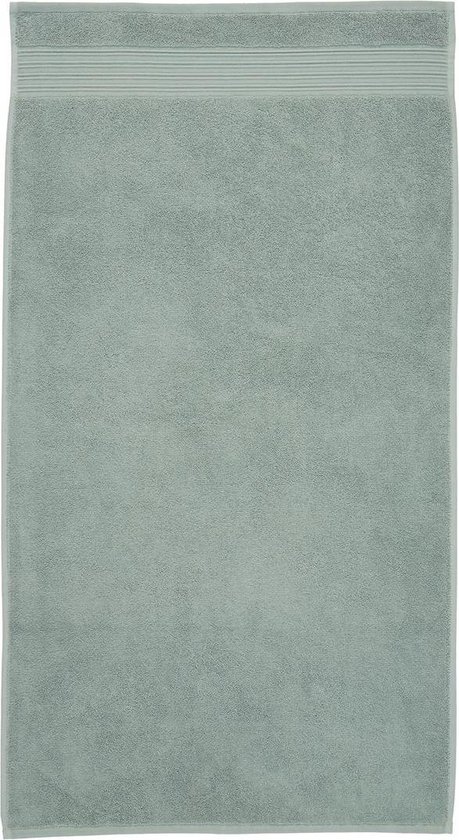 Enkele groene handdoek met subtiele, fijne strepen aan de bovenzijde.