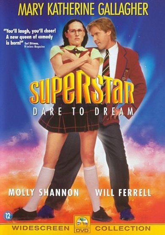 Mary Katherine Gallagher (Molly Shannon) staat met de armen over elkaar, een schooluniform met ruitjesrok en een bril. Will Ferrell staat achter haar.