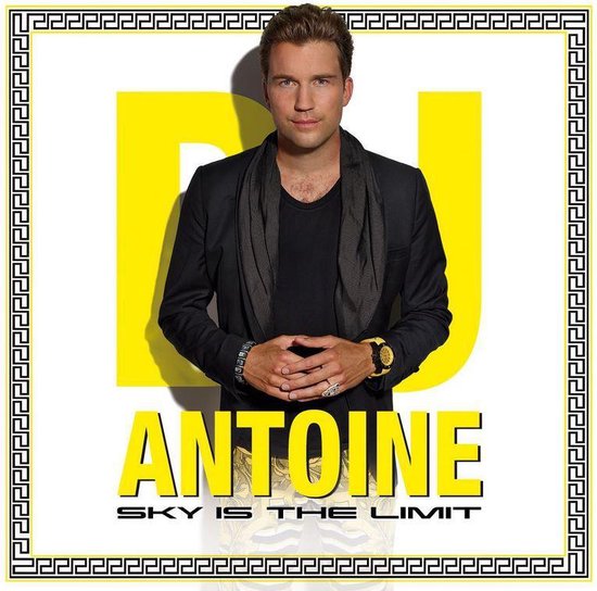 DJ Antoine met de tekst 'Sky Is The Limit'. Hij draagt een zwart jasje, grijze sjaal, gouden horloge en een ring.