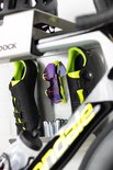 Zilverkleurig Stasdock-rek met zwarte racefietsschoenen, racefietsbril en CO2-patronen, aan een racefiets.
