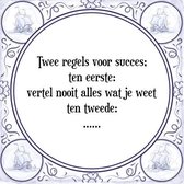 Tegeltje met Spreuk (Tegeltjeswijsheid): Twee regels voor succes; ten eerste: vertel nooit alles wat je weet ten tweede: ...... + Kado verpakking & Plakhanger