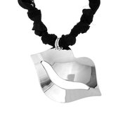 Zwarte fantasie ketting van lint met zilverkleurige kus hanger