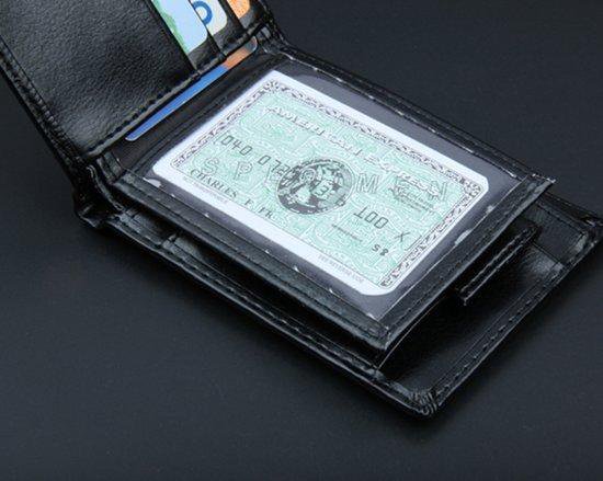 Open zwarte portemonnee met een transparant vak voor een creditcard met 'American Express' erop.