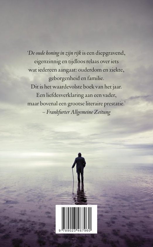 De oude koning in zijn rijk. Een man met een stok staat op het strand. "De oude koning in zijn rijk is een diepgravend, eigenzinnig en tijdloos relaas over iets wat iedereen aangaat: ouderdom en ziekte, geborgenheid en familie."