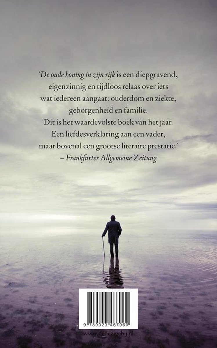 De oude koning in zijn rijk. Een man met een stok staat op het strand. "De oude koning in zijn rijk is een diepgravend, eigenzinnig en tijdloos relaas over iets wat iedereen aangaat: ouderdom en ziekte, geborgenheid en familie."