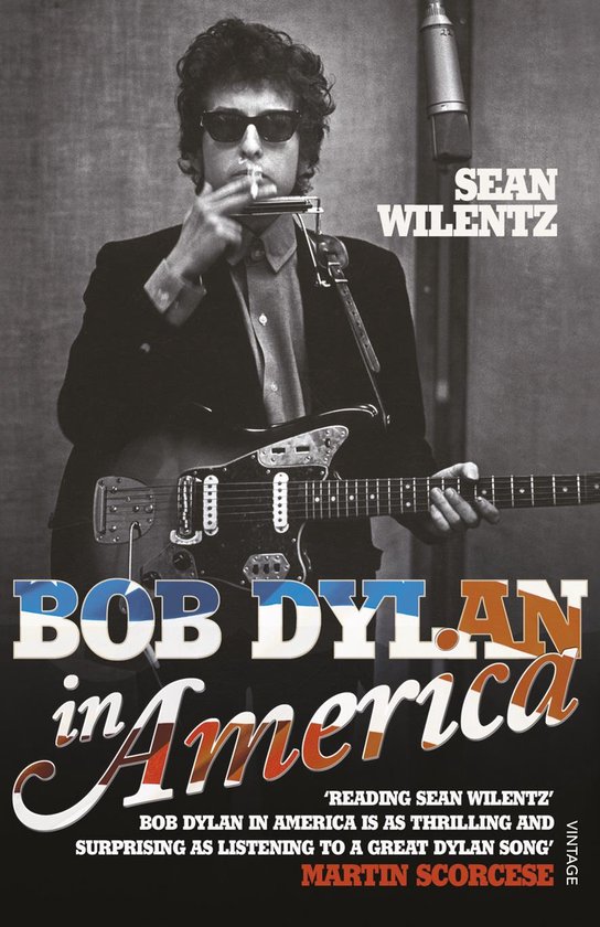 Boekcover met Bob Dylan die gitaar speelt en mondharmonica blaast. Titel: Bob Dylan in America.