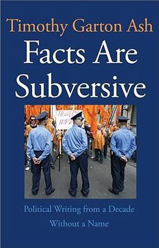 Couverture du livre 'Facts Are Subversive' avec trois agents de police au premier plan et des manifestants avec des drapeaux oranges à l'arrière-plan.