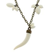 Lange ketting antiek-goudkleur met witte kralen hangers en tand