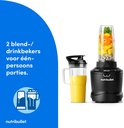 Zwarte Nutribullet blender met een kan en twee drinkbekers.