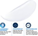 Een druppel CeraVe crème met tekst over ceramiden en hyaluronzuur.